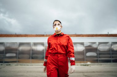 Tecrit hastanesinin önündeki sağlık görevlisi. Coronavirus Covid-19 kahramanları. Tıbbi profesyonelin zihinsel gücü. Acil servis doktoru virüs salgınına hazır.