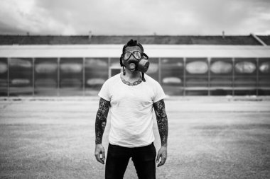 COVID-19 'dan etkilenen, MC1 hava koruma gazı maskesi takan yetişkin. Bulaşıcı hastalıklar, koronavirüs paniği ve korkusunun psikolojik stresi. Kirli bölgelerde yaşam..