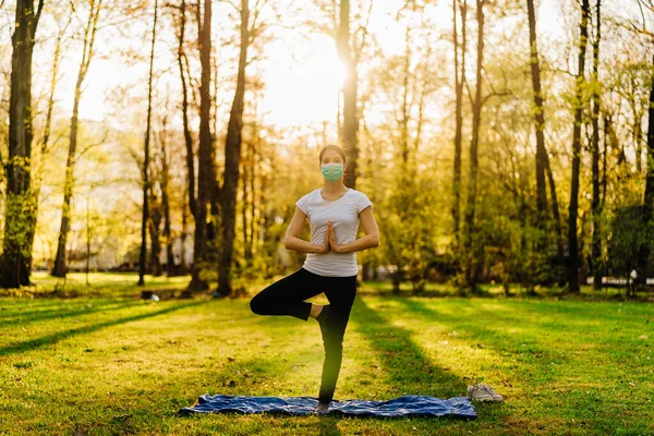 Woman Mask Meditating Practicing Yoga Nature Alone Social Distancing Active — Stock Photo, Image