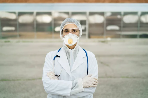 隔離病棟医療施設の前で患者を待っている装備医師 Ppe City感染科のコロナウイルスCovid 19医師 — ストック写真