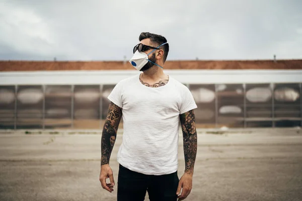 Trendig Man Bär N95 Ansikte Föroreningar Mask För Att Skydda — Stockfoto