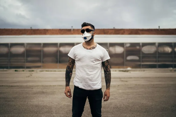 Trendig Man Bär N95 Ansikte Föroreningar Mask För Att Skydda — Stockfoto
