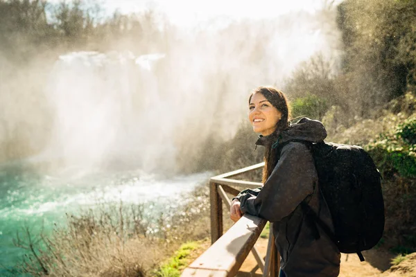 Kvinna Turist Vandrare Besöker Berg Nationalpark Vattenfall Trail Adventure Turist — Stockfoto