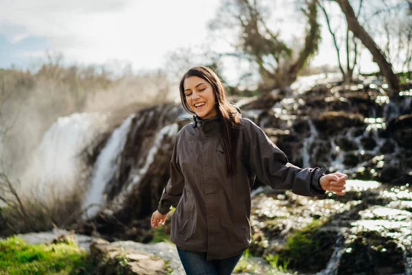 Woman Tourist Hiker Visiting Mountain National Park Waterfall Trail Adventure — Stock Photo, Image