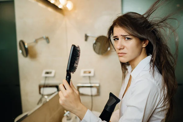 Mujer Haciendo Peinado Con Cepillo Casa Día Pelo Malo Rutina —  Fotos de Stock