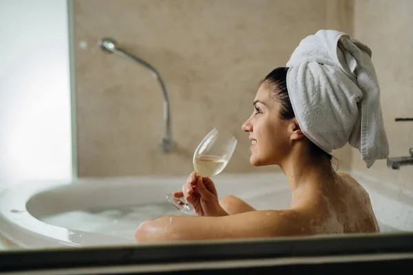 Mujer Relajante Casa Ritual Bañera Hidromasaje Beber Vino Relajante Noche —  Fotos de Stock