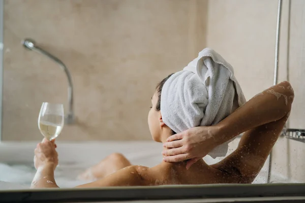 Mulher Relaxante Casa Ritual Banheira Hidromassagem Beber Vinho Relaxante Noite — Fotografia de Stock