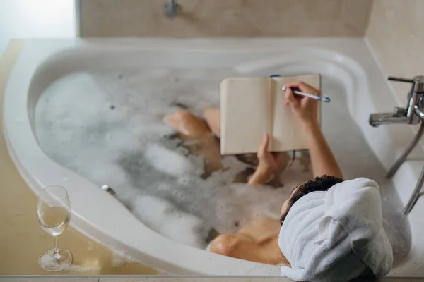 Mujer Tranquila Disfrutando Baño Relajante Casa Spa Autocuidado Noche Inspirado —  Fotos de Stock