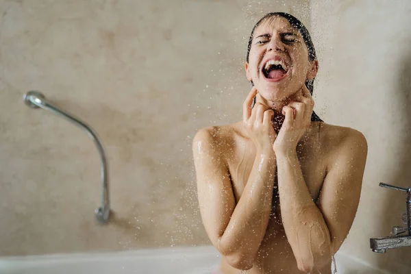 Mujer Feliz Disfrutando Teniendo Una Ducha Fría Rejuvenecedora Cantando Rutina —  Fotos de Stock