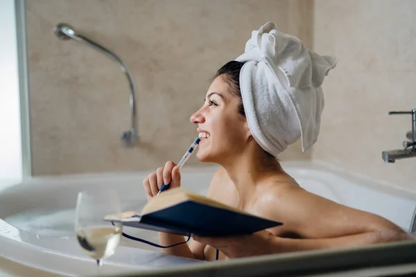 Mulher Excitada Desfrutando Banho Relaxante Casa Spa Self Care Night — Fotografia de Stock