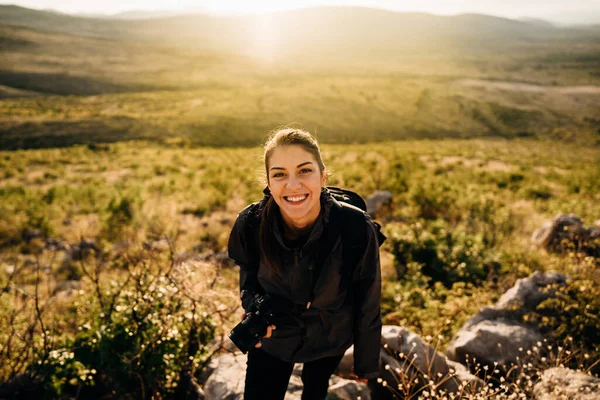Kvinna Turist Vandrare Besöker Berg Nationalpark Trail Äventyr Turist Landskapsbild — Stockfoto