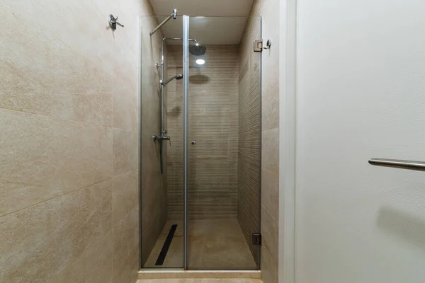 Čisté Dezinfikovaný Byt Sprch Minimalistické Malé Koupelny Interiéru Prevence Infekce — Stock fotografie