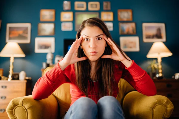 Donna Che Sollecita Overthinking Gli Eventi Solo Casa Problemi Concentrazione Fotografia Stock