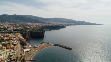 Sorrento, İtalya 'nın havadan panoramik manzarası. Napoli Körfezi Sorrentine Yarımadası. Amalfi sahil şeridi uçurumları. İtalya' nın Campania bölgesindeki turizm merkezi. Akdeniz kıyısı.