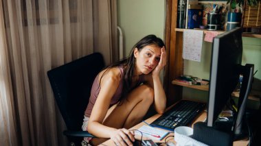 Evde bilgisayarla çalışan stresli bir kadın. Pijamada çok çalışan tembel bir uzaktan kumandalı işçi. Üretim ve motivasyon sorunları.