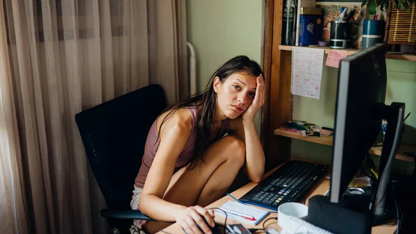 Stresowana Kobieta Depresji Pracująca Domu Komputerze Leniwy Przepracowany Pracownik Zdalny — Zdjęcie stockowe