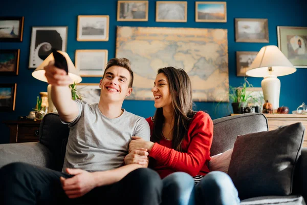 Pareja Joven Viendo Televisión Juntos Serie Favorita Nuevo Episodio Emocionado — Foto de Stock