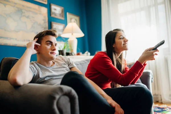 Paar Hause Vor Dem Fernsehen Fernbedienung Kampf Von Freundin Boyfriend — Stockfoto