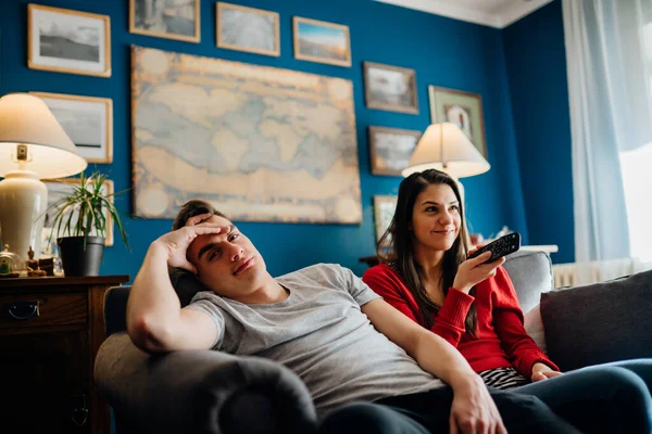 Pareja Casa Viendo Remote Lucha Control Ganado Por Novia Novio — Foto de Stock