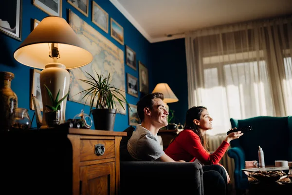 Pareja Feliz Casa Viendo Televisión Juntos Control Remoto Fight Watching — Foto de Stock