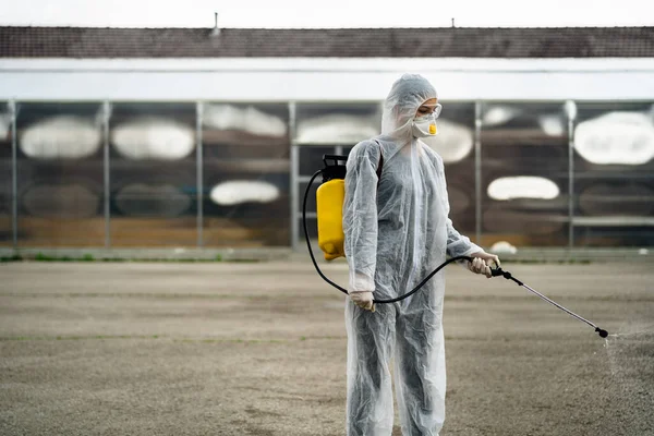 Pekerja Disinfeksi Dalam Peralatan Protektif Swasta Ppe Melakukan Dekontaminasi Publik — Stok Foto