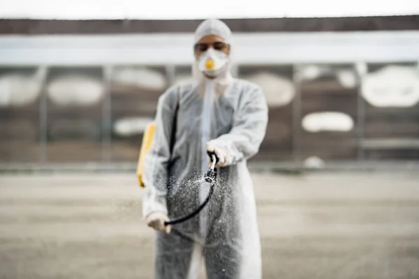 实施公共净化的私人防护设备 Ppe 的消毒专家 Covid 19疫情爆发工人 隔离区域 危险环境 — 图库照片