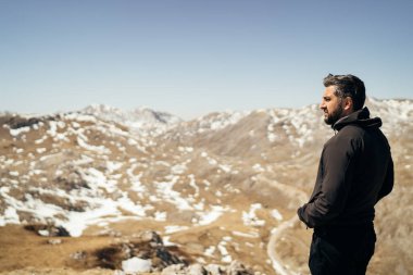 Genç adam ulusal park / dağlarda boş zaman geçiriyor. Açık hava deneyimi. Doğa macerası. Doğayı takdir eden adam. Endişeli aktivist.