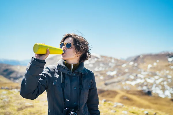 在国家公园 山中度过闲暇时间的年轻女性 徒步旅行的经历 用可重复使用的真空隔热水瓶喝水 环境保护和可持续性 环保女性 — 图库照片