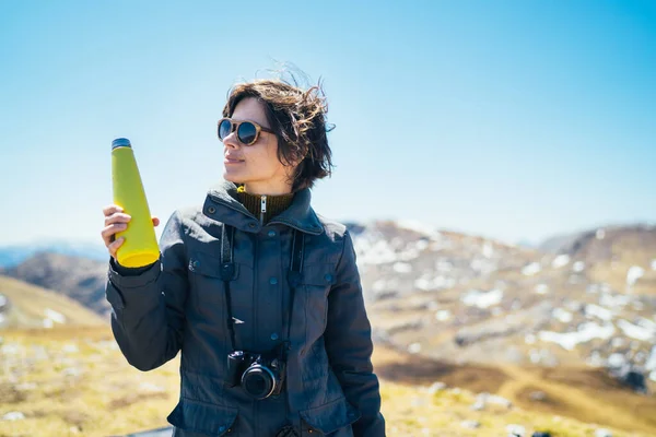 在国家公园 山中度过闲暇时间的年轻女性 徒步旅行的经历 用可重复使用的真空隔热水瓶喝水 环境保护和可持续性 环保女性 — 图库照片
