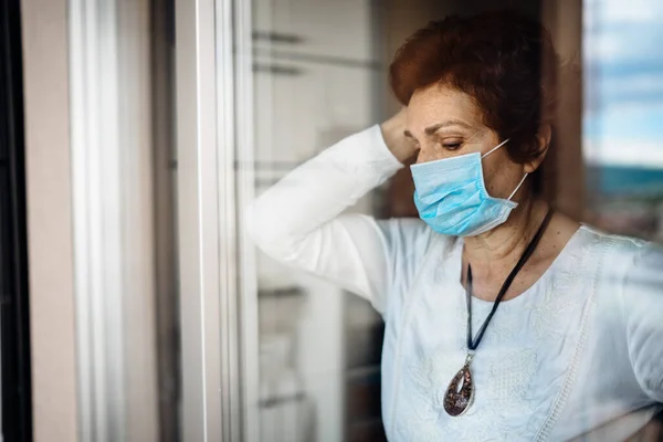 Aîné Femme Triste Maison Regardant Par Fenêtre Coronavirus Covid Épidémie — Photo