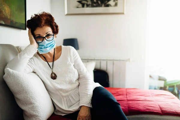 Femeia Vârstnică Vârstă Mască Față Acasă Coronavirus Covid Protecție Infecției — Fotografie, imagine de stoc
