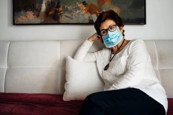 Wanita Tua Dengan Masker Wajah Rumah Penyakit Coronavirus Covid Proteksion — Stok Foto