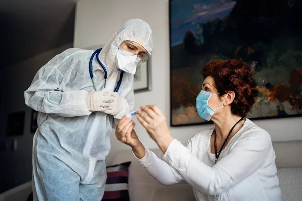 Coronavirus Prima Linie Medic Tratament Domiciliu Pacientului Senior Covid Vizita — Fotografie, imagine de stoc