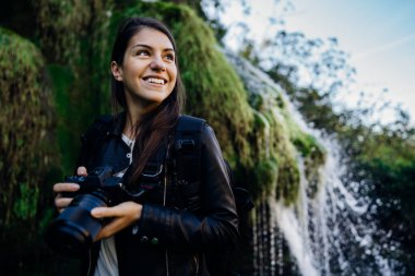 Bir dağ ulusal parkında gezen kadın turist. Doğayı keşfeden maceracı turist manzarası fotoğrafçısı. Doğa ve çevre aşığı. Sağlıklı yaşam tarzı, açık havada aktif tatilin zevki.