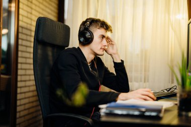 Bir masaüstü bilgisayarında sinematik görüntülerle çalışan video editörü. Film kurgu süreci. Serbest yaratıcı stüdyo çalışması. Dijital teknoloji becerileri, animasyon ve özel efektler post-prodüksiyon