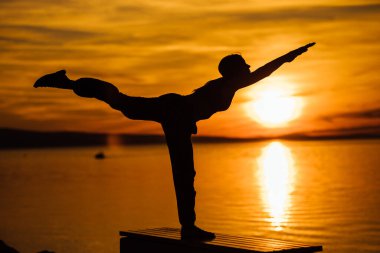 Düşüncesiz bir kadın doğası gereği meditasyon yapıyor. İç huzuru buluyor. Yoga yapıyor. İyileştiriyor. Barışın, stres önleyici terapinin, farkındalık meditasyonunun tadını çıkarıyor.