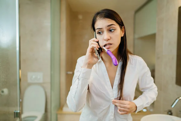 Preparação Caótica Para Trabalho Manhã Jovem Mulher Falando Telefone Enquanto — Fotografia de Stock