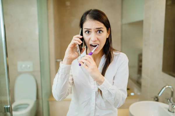 Хаотическая Подготовка Работе Утрам Молодая Женщина Разговаривает Телефону Чистит Зубы — стоковое фото
