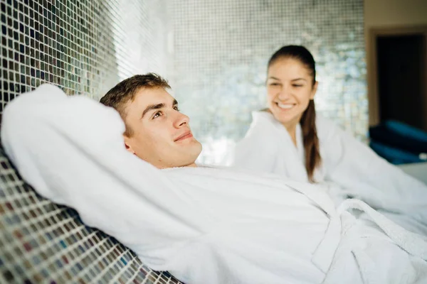 Młoda Para Relaksujące Wewnątrz Łaźni Spa Room Romantyczne Nowożeńcy Korzystających — Zdjęcie stockowe