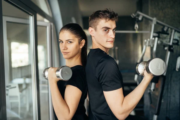 Junge Athletische Fitnesstrainer Aktives Paartraining Zusammen Kurzhantelworkout Fit Frau Und — Stockfoto