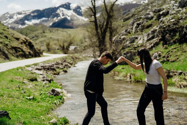 Mladý Backpacker Turistický Pár Těší Relaxační Horské Hike Active Pěší — Stock fotografie