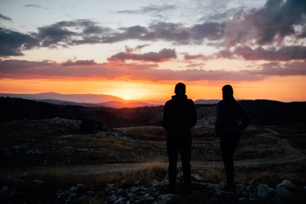 若いバックパッカーのハイカーカップルは 日没でリラックスした山のハイキングを楽しんでいます アクティブなハイキングキャンプ旅行休暇 — ストック写真
