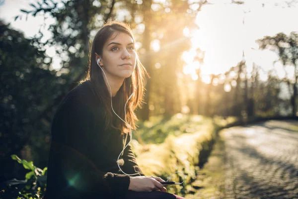 Mujer Joven Optimista Escuchando Música Podcast Stream Sobre Auriculares Disfrutando —  Fotos de Stock