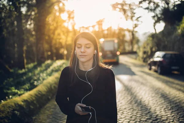 Wanita Muda Optimis Mendengarkan Musik Podcast Stream Melalui Headphone Menikmati — Stok Foto