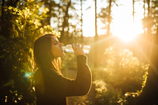 Mujer Joven Bebiendo Agua Botella Naturaleza Agua Embotellada Hidratación Ingesta —  Fotos de Stock