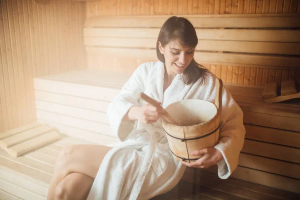 여성은 사우나 룸에서 휴식을 취하고 휴가를 즐기며 럭셔리 리조트에서 치료를 — 스톡 사진