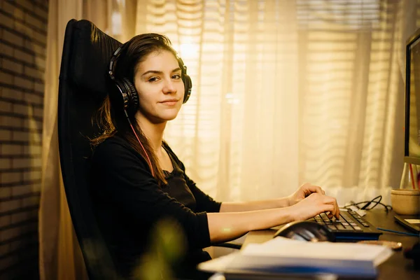 Wanita Yang Bekerja Dari Rumah Pada Komputer Desktop Karier Bisnis — Stok Foto
