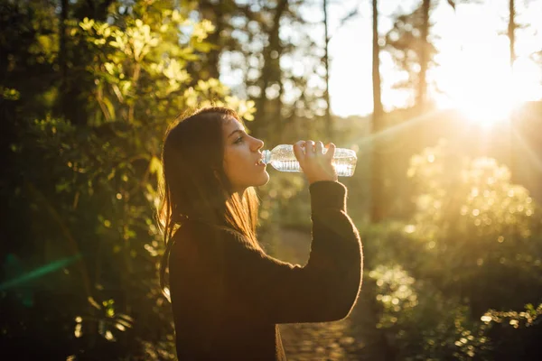 Mujer Joven Bebiendo Agua Botella Naturaleza Agua Embotellada Hidratación Ingesta — Foto de Stock