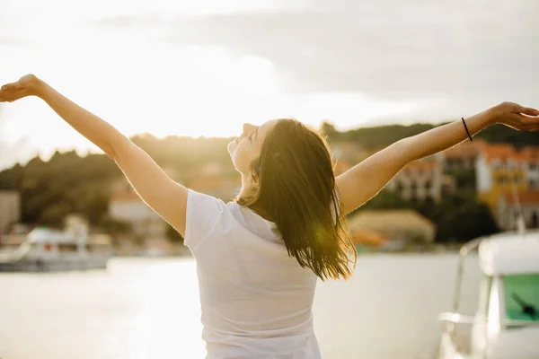 Ung Lycklig Kvinna Dansar Solen Lycka Till Bekymmerslös Kvinna Firar — Stockfoto