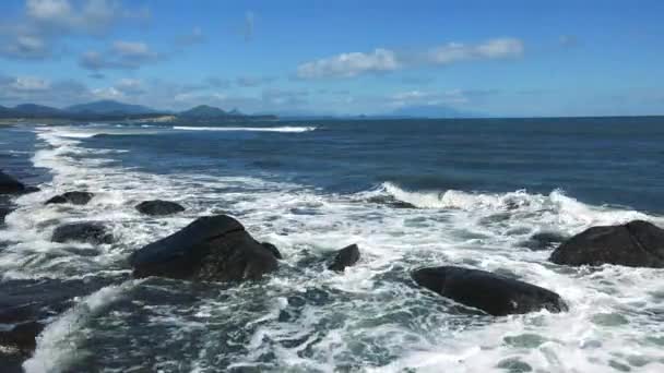 Wybrzeżu wyspy Kunashir — Wideo stockowe